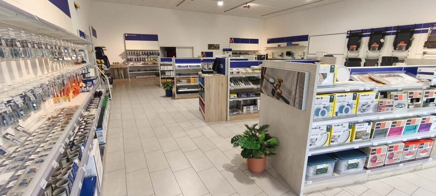 Camping Zentrale Grünberg - Campingshop & Werkstatt - Ladenregal